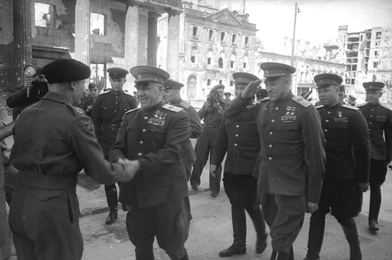 Встреча советских маршалов Г.К. Жукова и К.К. Рокоссовского с британским фельдмаршалом Б. Монтгомери перед церемонией награждения у Бранденбургских ворот
