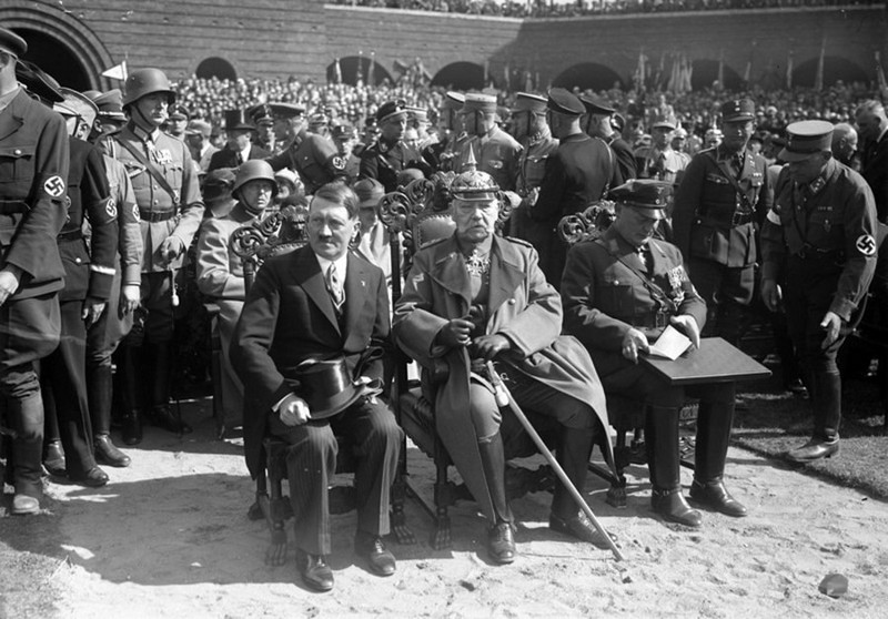 1933 Гитлер, Гинденбург и Геринг на открытии мемориала в Танненберге.