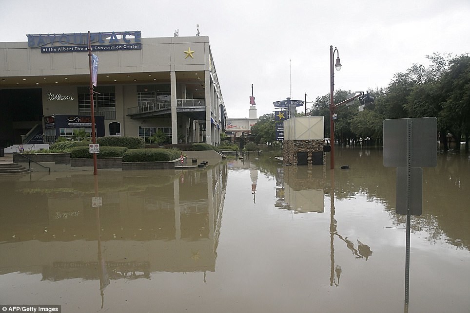 Наводнение в Хьюстоне: впечатляющие снимки до и после