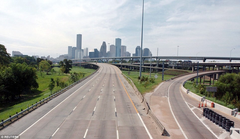 Автомагистраль Interstate 45 в Хьюстоне в 2005 году (слева) и 27 августа 2017 года после урагана Харви