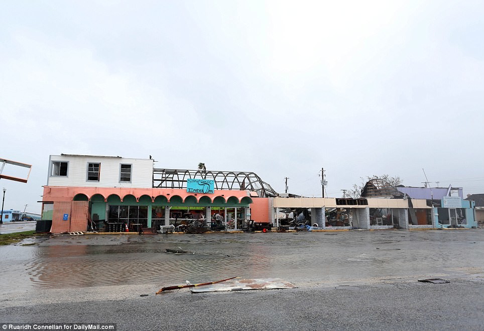 В Рокпорте ураган сносил крыши домов