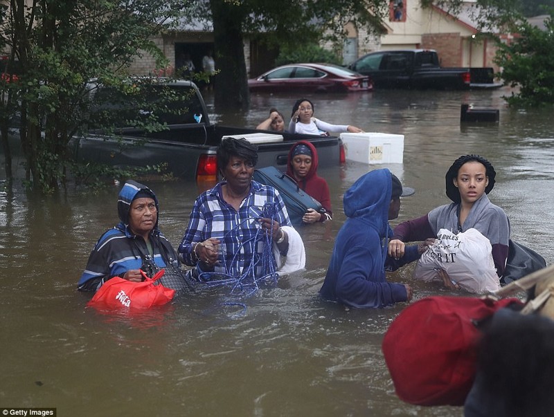 Вода в Хьюстоне продолжает прибывать и люди спасаются бегством