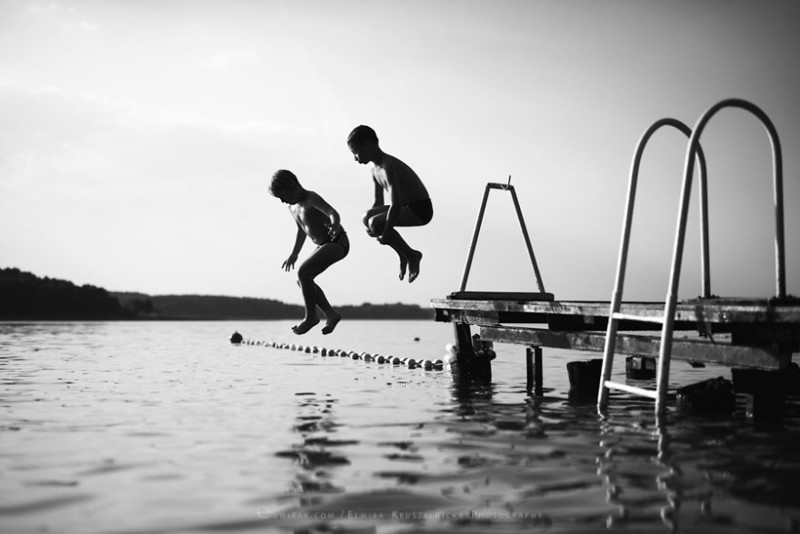 Летние каникулы без гаджетов: дети на черно-белых фото