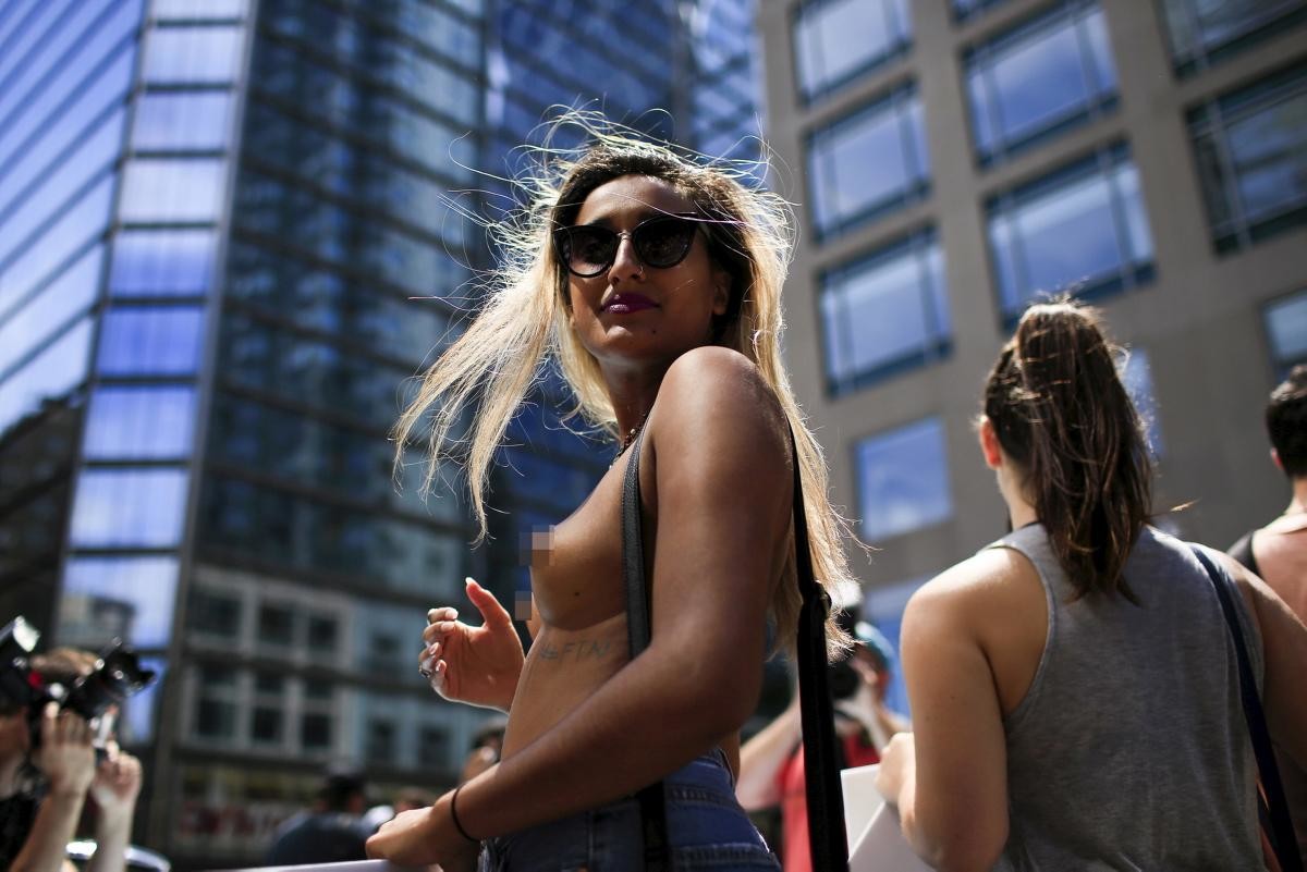 Активистки прошли по Нью-Йорку, обнажив груди 