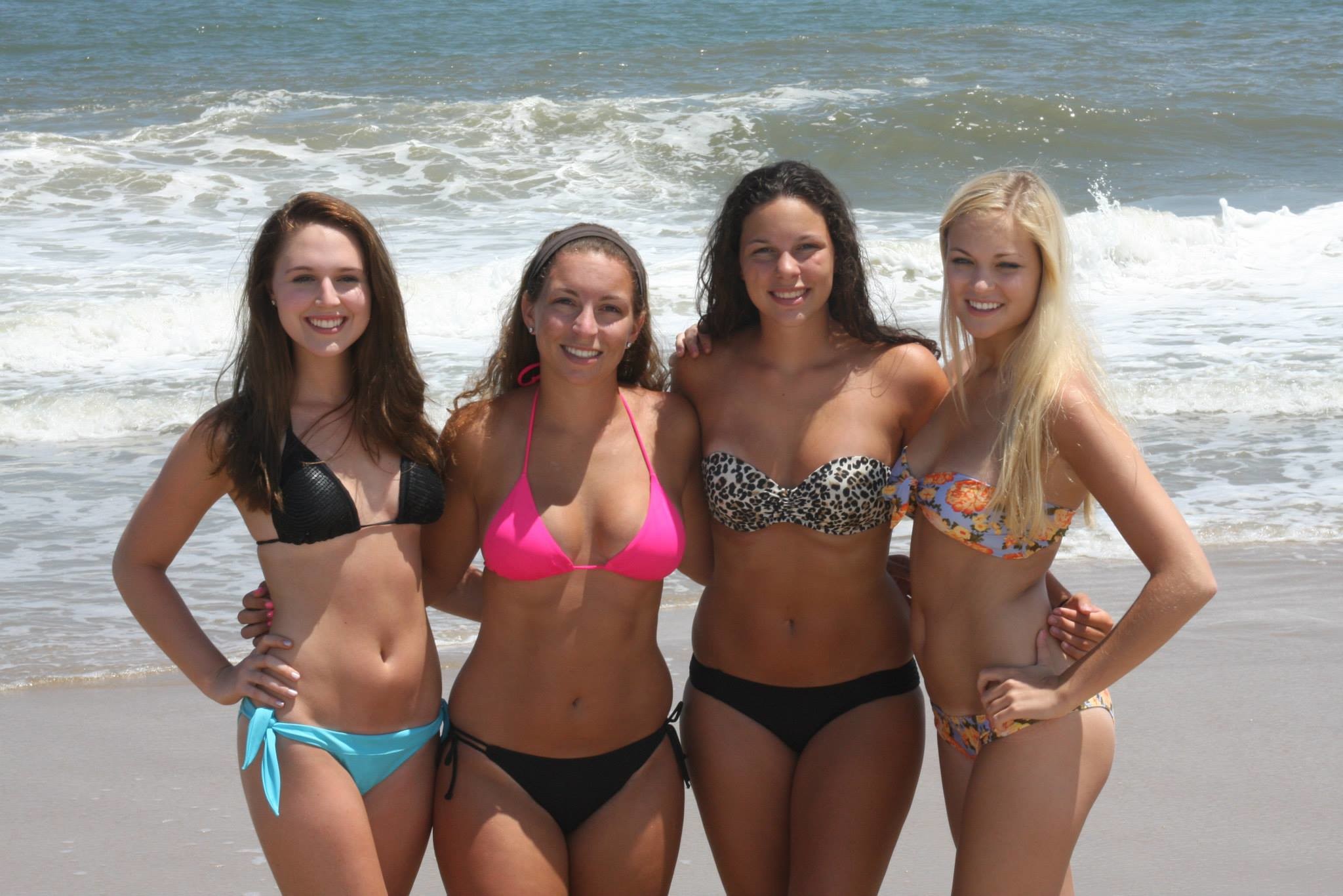 5 девушек у купальниках что не так