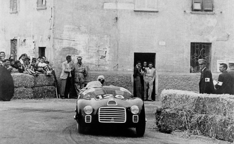 Дебют автомобиля «Феррари» в гонках. Франко Кортезе за рулем Ferrari 125 S. Пьяченца, 11 мая 1947 г.
