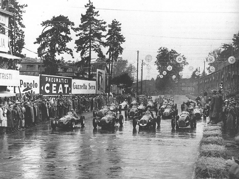Турин, 5 сентября 1948 г. Гонщики и зрители замерли в ожидании старта Гран При Италии. 