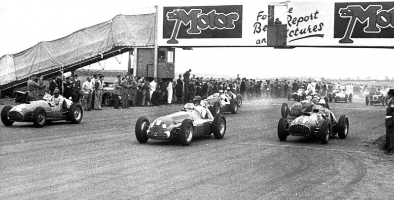 Старт Гран При Великобритании ’51. Слева на право: Хосе Фройлан Гонзалес (#12, Ferrari 375), Нино Фарина (#1, Alfa Romeo 158/159), Альберто Аскари (#11, Ferrari 375).
