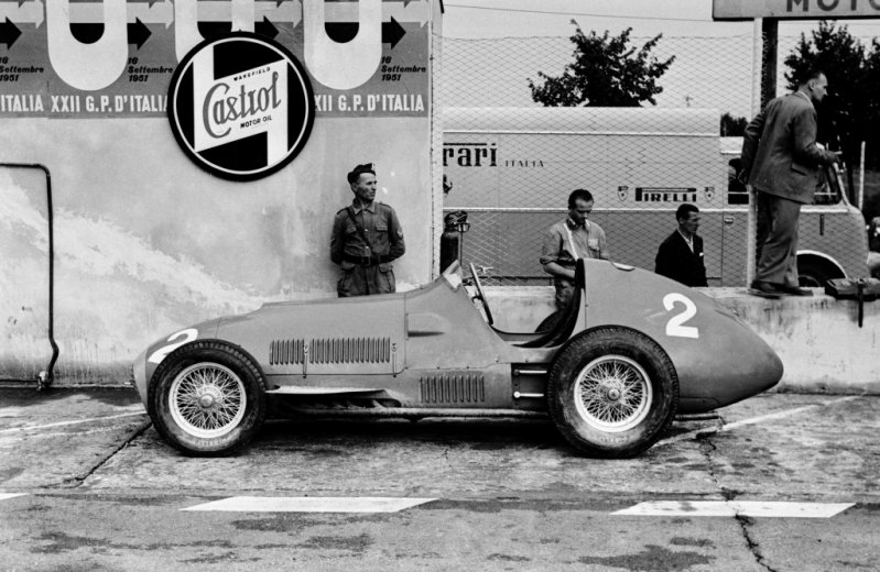 Автомобиль Альберто Аскари на пит-лейн автодрома в Монце во время Гран При Италии ’51.