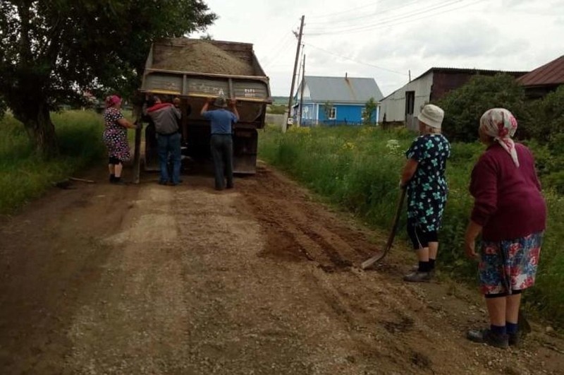 Пенсионерки скинулись на машину гравия и сами починили дорогу