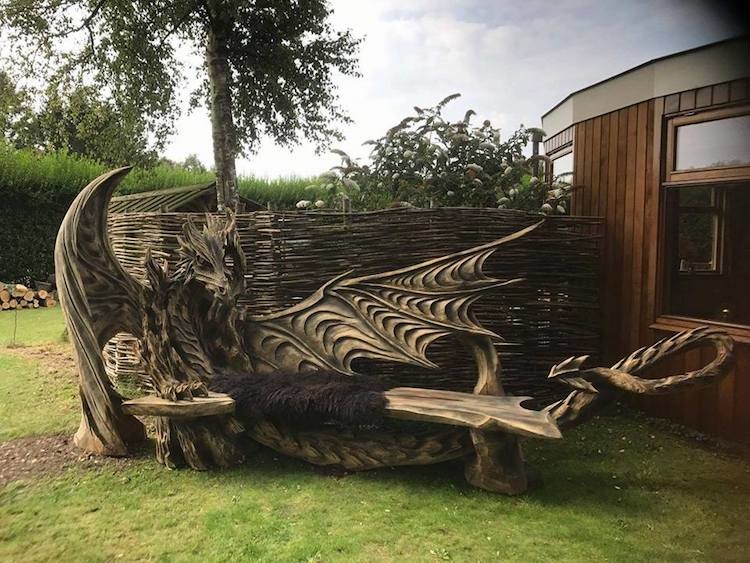 Резьба по дереву бензопилой: драконья скамейка