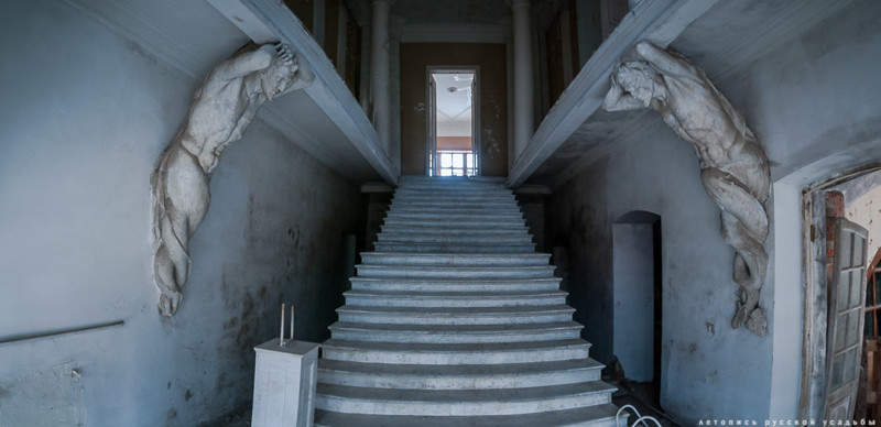 Парадная лестница в главном доме усадьбы Покровское-Стрешнево.