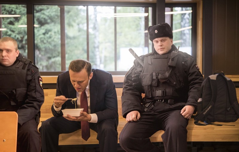 Алексей Навальный признался, что привык к такой еде во время административных арестов.