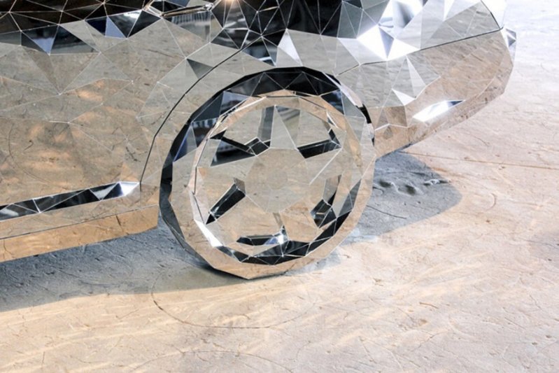Зеркальная скульптура в виде разбитого Мерседеса
