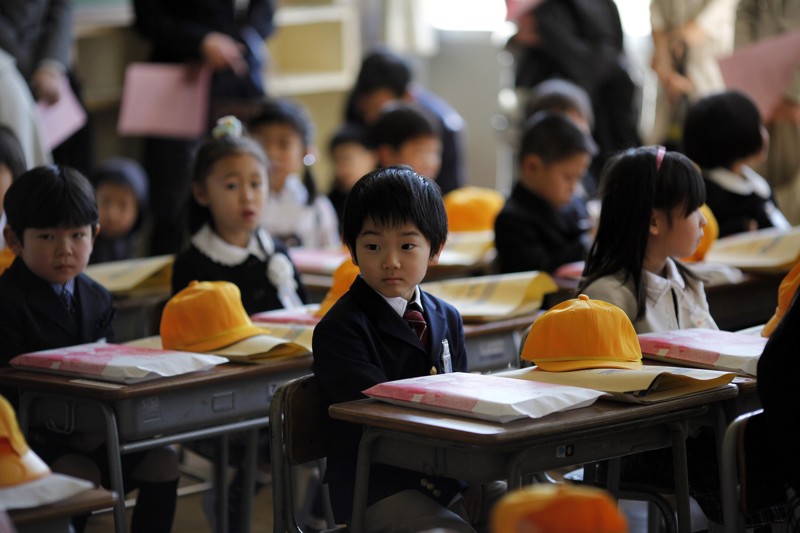 Школа в Японии делится на 3 учреждения: начальная от 6 лет - 6 классов, потом средняя и старшая. 