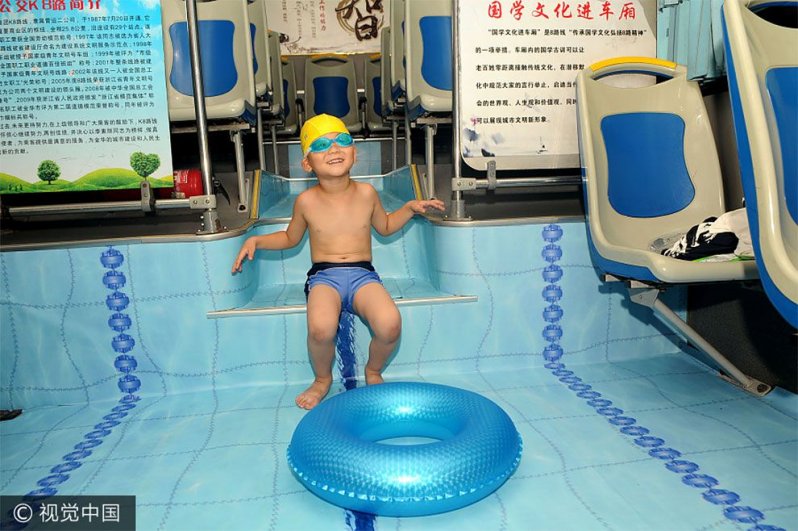 Китайский автобус превратился в бассейн