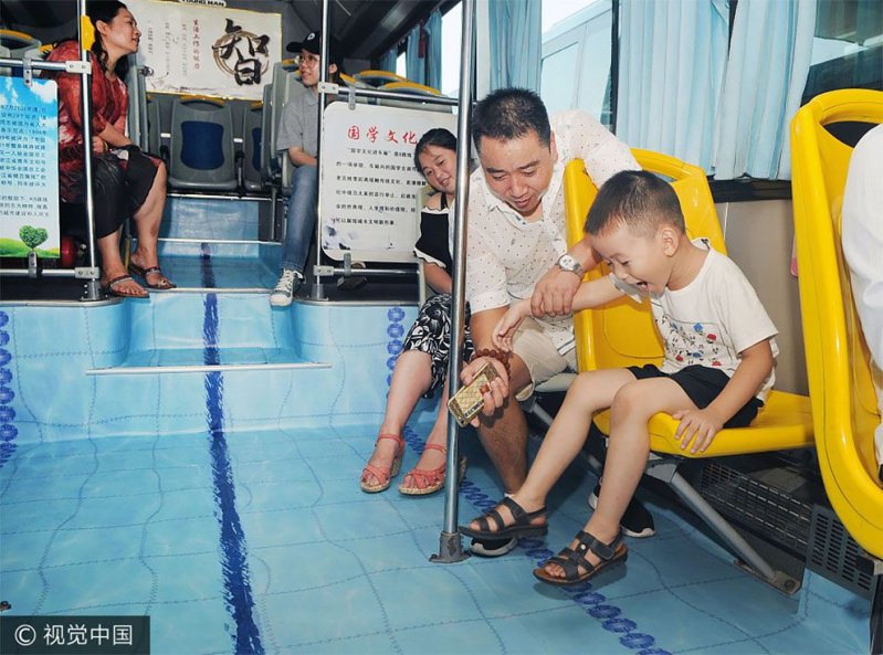 Китайский автобус превратился в бассейн