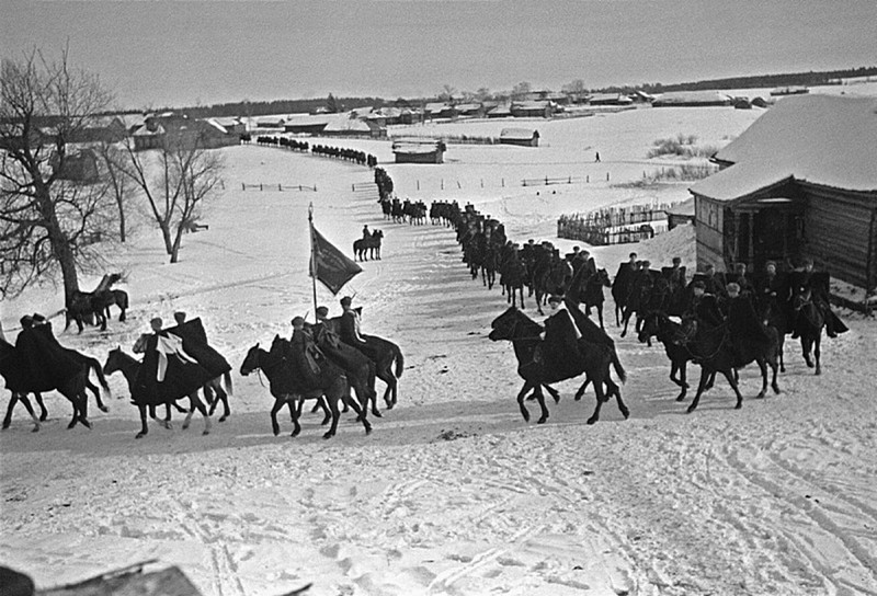 Кавалеристы 2-го гвардейского корпуса генерал-майора Л.М. Доватора проходят через деревню в Подмосковье. Авторское название фото — «Выдвижение конницы к переднему краю противника для атаки».