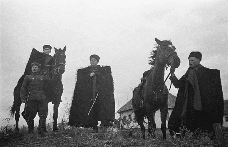 Военнослужащие 8-й гвардейской кавалерийской дивизии в населенном пункте на Воронежском фронте.