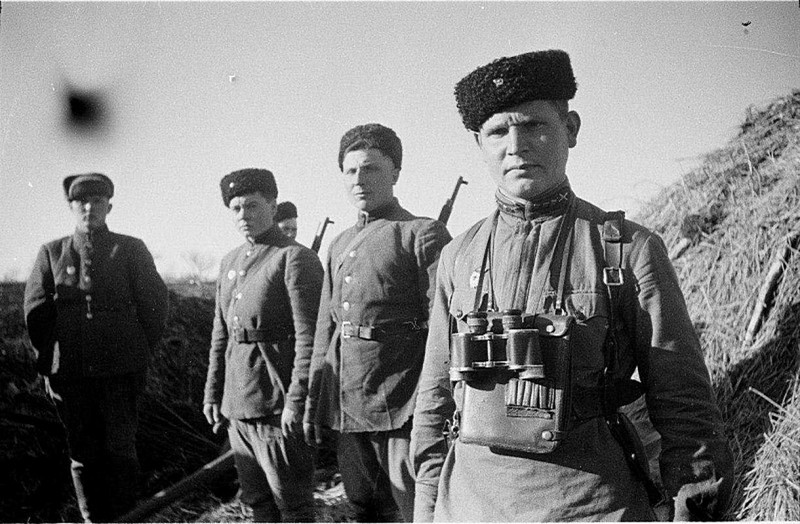 Группа военнослужащих 8-й гвардейской кавалерийской дивизии на Воронежском фронте.