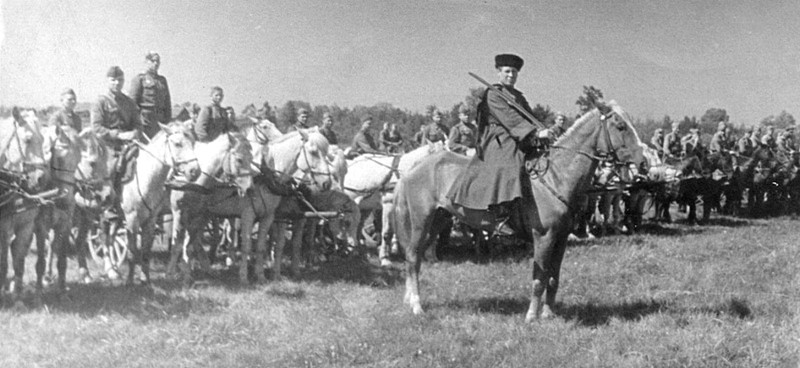 Торжественное построение личного состава одной из частей 2-го гвардейского кавалерийского корпуса. Брянский фронт.