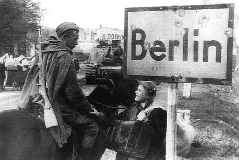 Советский кавалерист разговаривает с девушкой А. Онищенко, угнанной немцами на работы в Германию