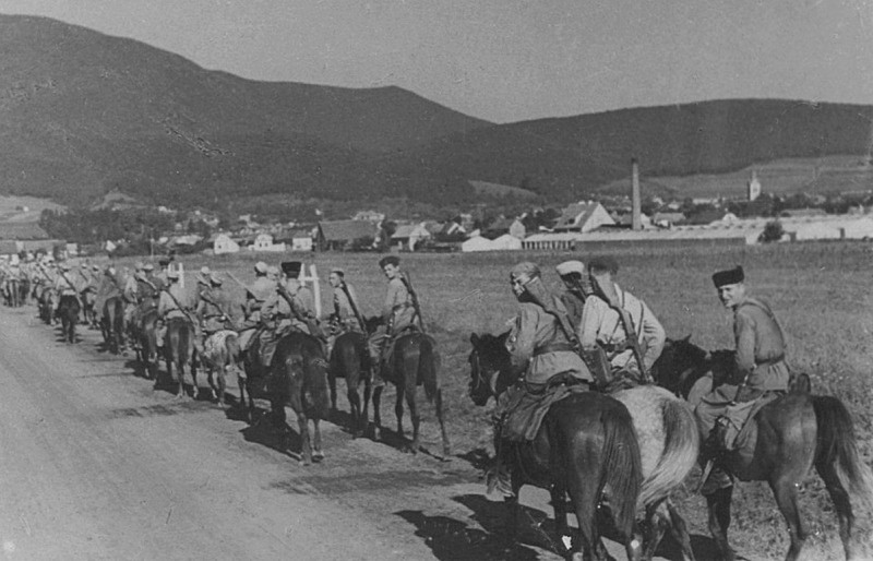 Колонна советских кавалеристов на марше по дороге в Румынии