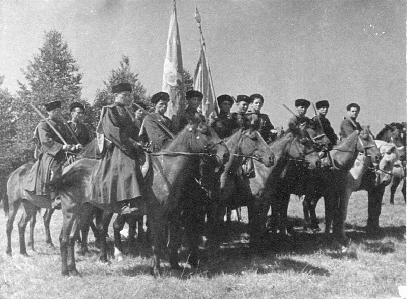 Конники 2-го гвардейского кавалерийского корпуса со знаменами