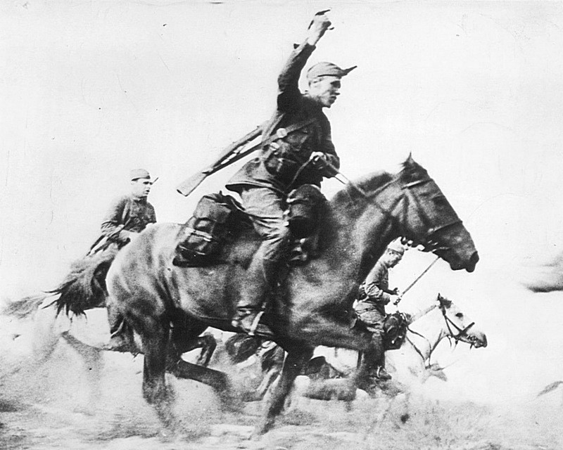 Советские кавалеристы в сабельной атаке