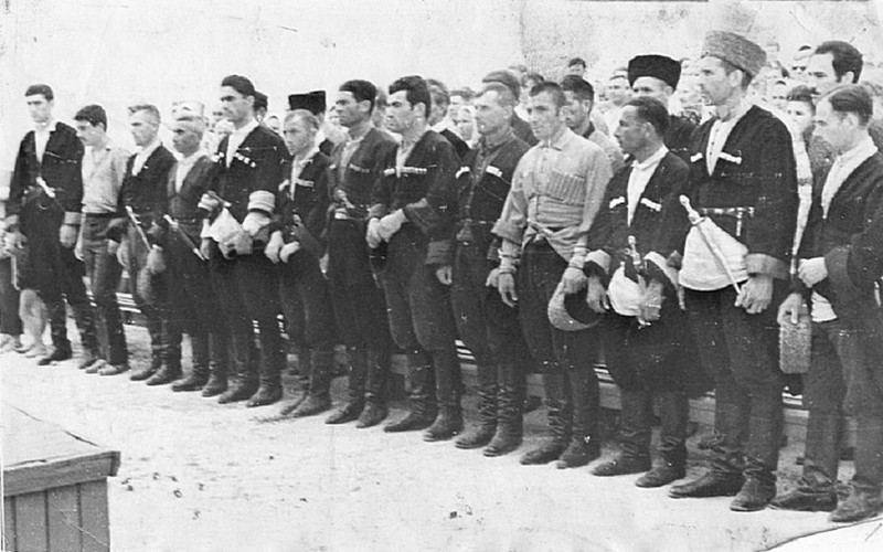 Воины 115-й Кабардино-Балкарской кавалерийской дивизии перед отправкой на фронт