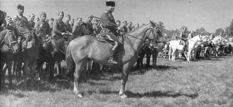 Конники 2-го гвардейского кавалерийского корпуса Брянского фронта на торжественном построении