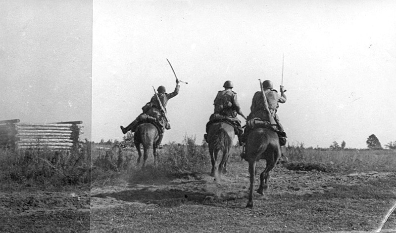 Советские кавалеристы из состава частей 2-го гвардейского кавалерийского корпуса Брянского фронта врываются в село, занятое противником.