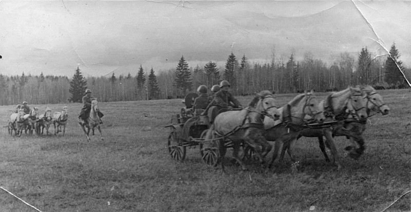Пулеметные тачанки 2-го гвардейского кавалерийского корпуса на марше под Брянском