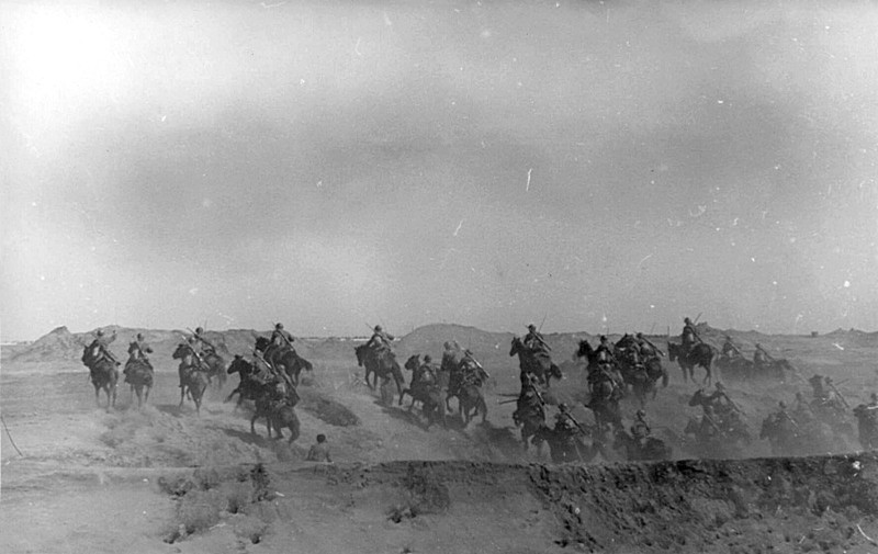 Конники из состава частей советского 2-го гвардейского кавалерийского корпуса выдвигаются на рубеж атаки под Брянском.