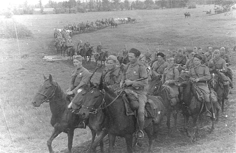 Конники из состава частей 2-го гвардейского кавалерийского корпуса на марше. Брянский фронт.