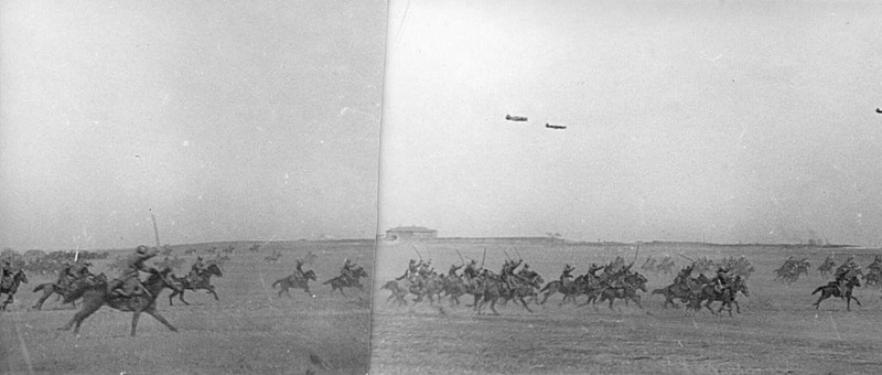 Кавалеристы из состава частей 2-го гвардейского кавалерийского корпуса атакуют позиции противника при поддержке авиации, артиллерии и танков. Брянский фронт.