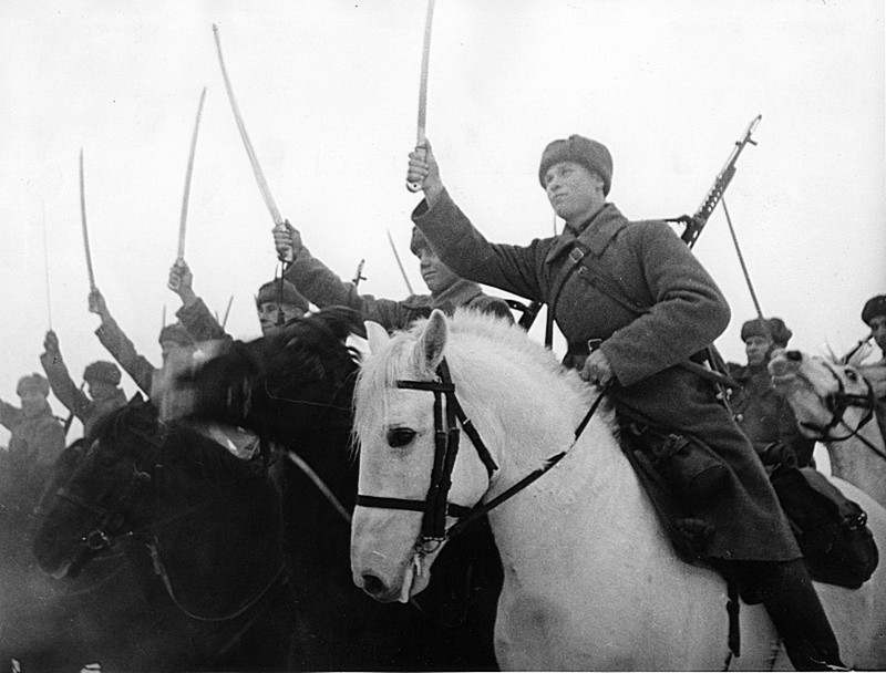 Советские кавалеристы в строю во время битвы за Москву. Зима 1941 — 1942 гг.