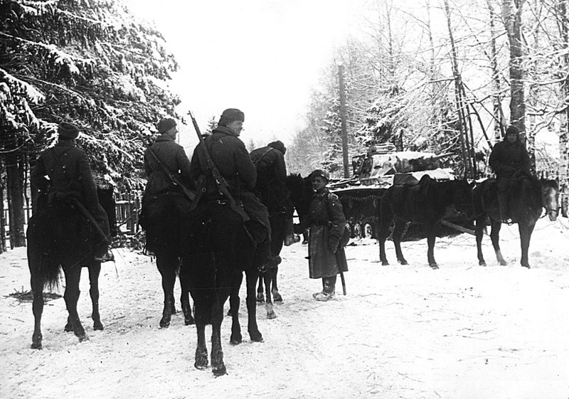 Советские кавалеристы у подбитого и брошенного немецкого танка Pz.Kpfw.III. Зима 1941 — 1942 гг.