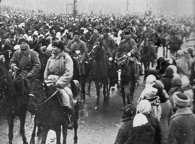Советские кавалеристы на марше