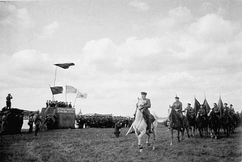 Парад 3-го гвардейского каваллерийского корпуса РККА на берегу Эльбы в честь встречи с частями американской армии.