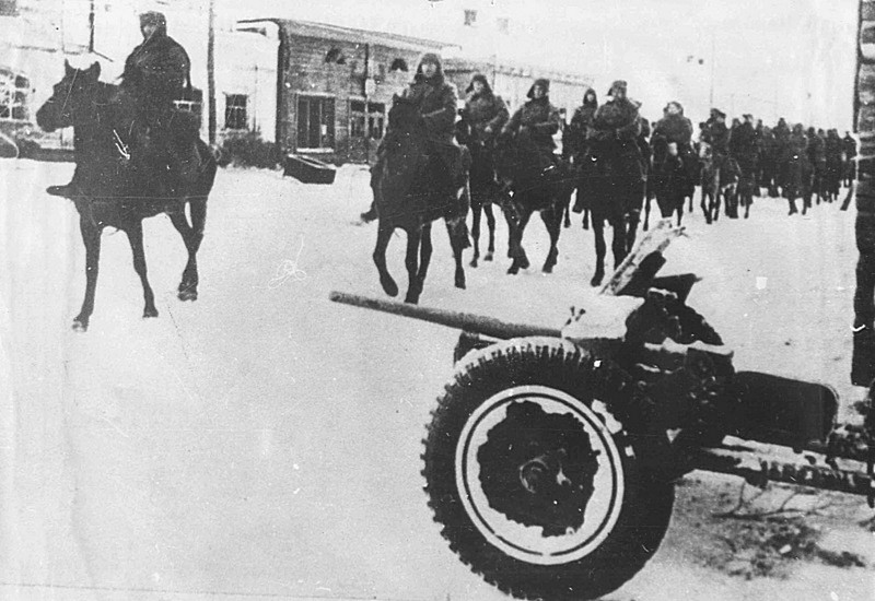 Конники-гвардейцы 1-го гвардейского кавалерийский корпуса генерала Павла Алексеевича Белова вступают в город Одоев. На переднем плане захваченная немецкая 37-мм противотанковая пушка PaK 35/36.