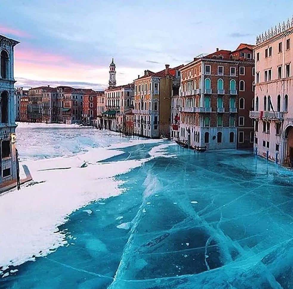 Замерзший канал в Венеции