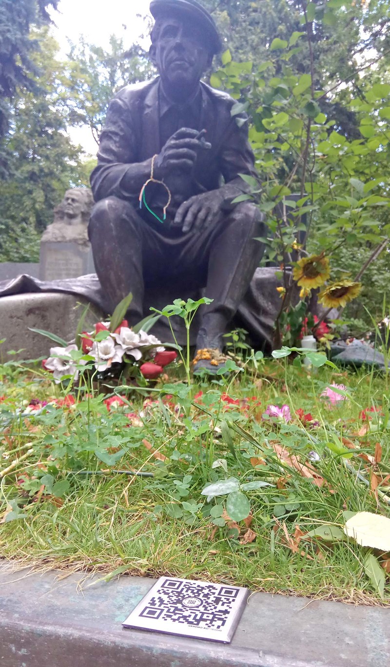 Надгробия с QR-кодами становятся популярными на кладбищах России