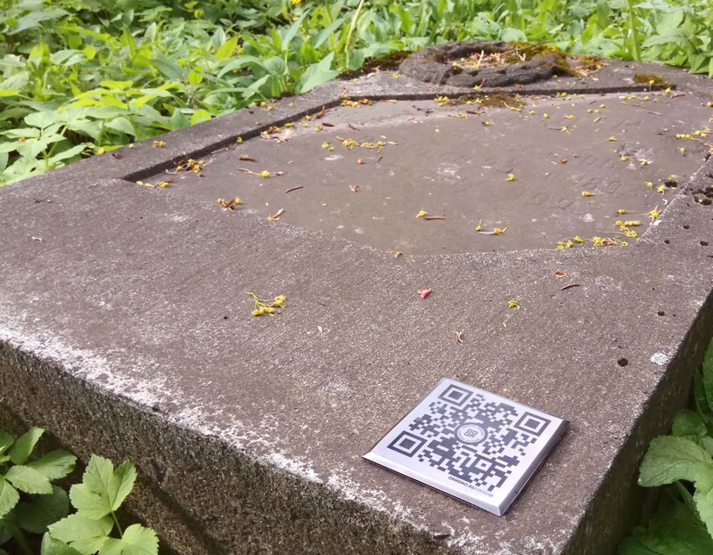 Надгробия с QR-кодами становятся популярными на кладбищах России