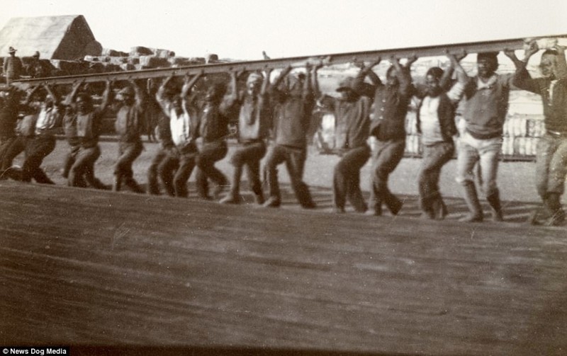 Были созданы отдельные лагеря для коренных африканцев. На фото: южноафриканские мужчины передвигают рельсы железной дороги, при этом напевая (1901)
