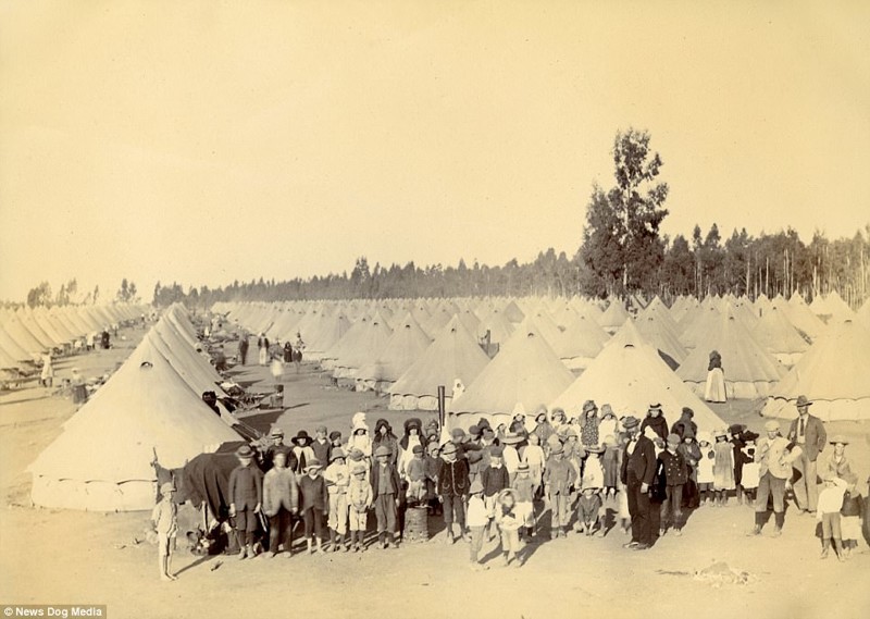 Скудное питание, плохая гигиена и перенаселенность в лагерях приводили к голоду и заболеваниям, среди которых: корь, тиф и дизентерия