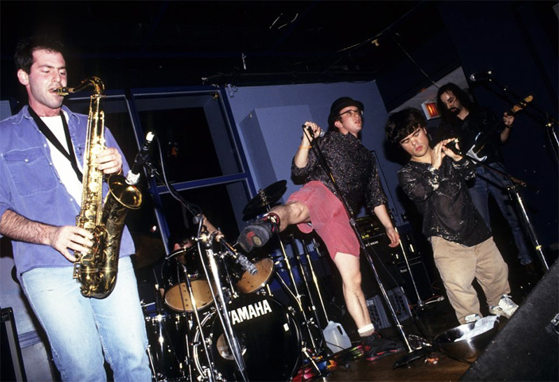 Редкие фотографии Питера Динклэйджа с тех времен, когда он пел в панк-рок-группе