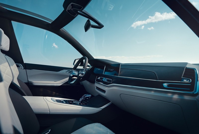 В салоне BMW X7 iPerformance – виртуальная приборная панель и большой тачскрин мультимедиа. Задним пассажирам положены мониторы в спинках передних кресел.