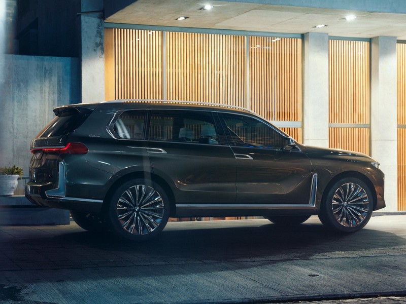 Известно, что серийный BMW X7 2019 также будут оснащать бензиновыми турбомоторами объемом 3,0 л (335 л. с.) и 4,4 л (450 л. с.) и 3,0-литровыми турбодизелями мощностью 313 и 400 л. с. 
