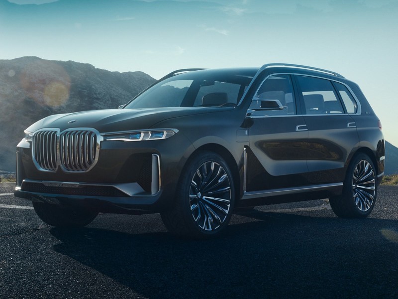Представлены первые фото BMW X7 iPerformance. Этот концепт-кар предваряет появление нового BMW X7 2019. Представят его на Франкфуртском автосалоне.